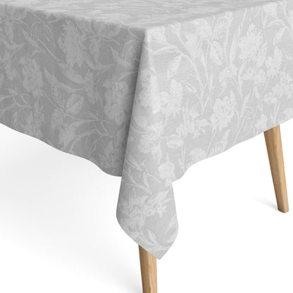 Beschichtete Baumwoll-Tischdecke mit Fleckenschutz im Design CARDUCHO, hellgrauer Hintergrund mit einem dezenten Ton-in-Ton-Allover-Muster aus filigranen Wiesenblumen, Gräsern und Blättern in Weiß.