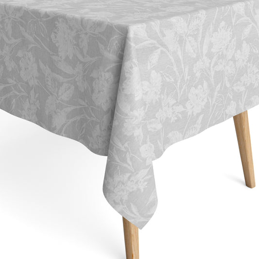 Beschichtete Baumwoll-Tischdecke mit Fleckenschutz im Design CARDUCHO, hellgrauer Hintergrund mit einem dezenten Ton-in-Ton-Allover-Muster aus filigranen Wiesenblumen, Gräsern und Blättern in Weiß.