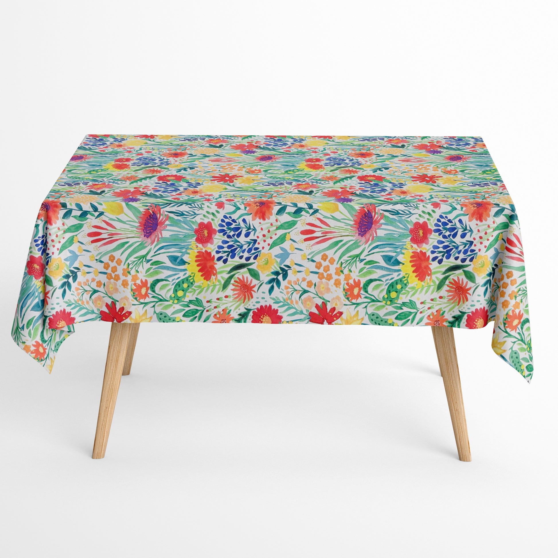 Die Jacquard Tischdecke aus beschichteter Baumwolle begeistert mit einem dynamischen, dicht komponierten Blütenmix in kräftigen Farben.