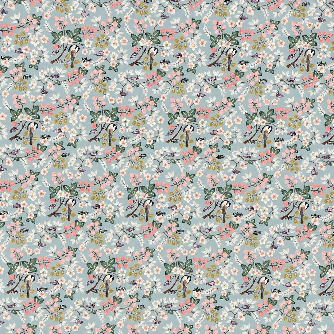Jacquard-Tischdecke mit romantischem Vogel- und Blumenmuster auf hellblauem Hintergrund, verziert mit Blütenzweigen, Beeren und kleinen Singvögeln im Landhausstil.