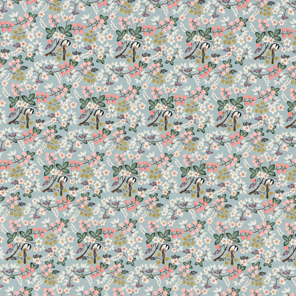 Jacquard-Tischdecke mit romantischem Vogel- und Blumenmuster auf hellblauem Hintergrund, verziert mit Blütenzweigen, Beeren und kleinen Singvögeln im Landhausstil.