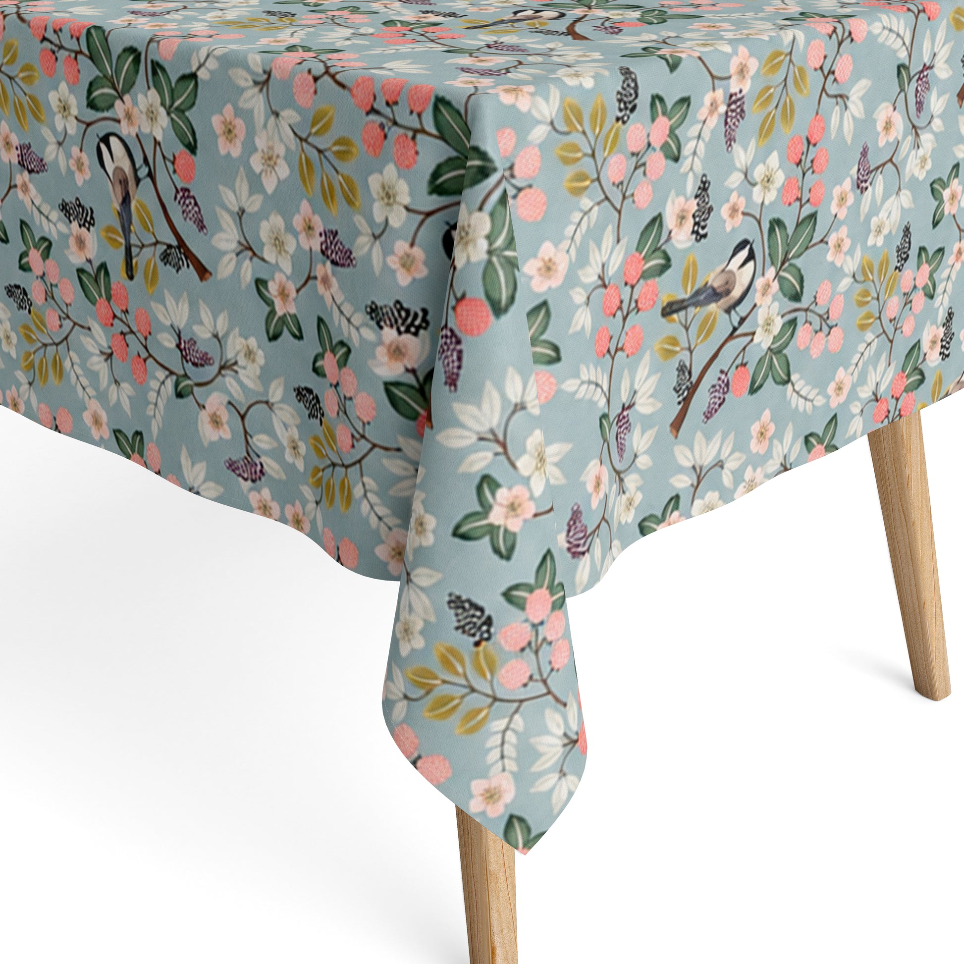 Jacquard-Tischdecke mit romantischem Vogel- und Blumenmuster auf hellblauem Hintergrund, verziert mit Blütenzweigen, Beeren und kleinen Singvögeln im Landhausstil.