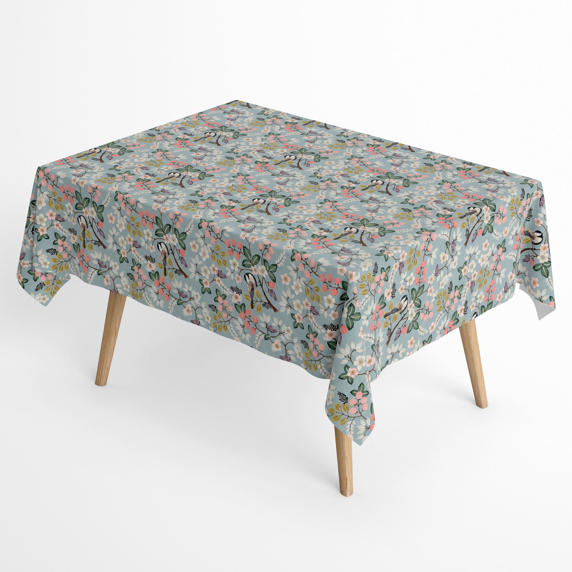 Jacquard-Tischdecke mit romantischem Vogel- und Blumenmuster auf hellblauem Hintergrund, verziert mit Blütenzweigen, Beeren und kleinen Singvögeln im Landhausstil.