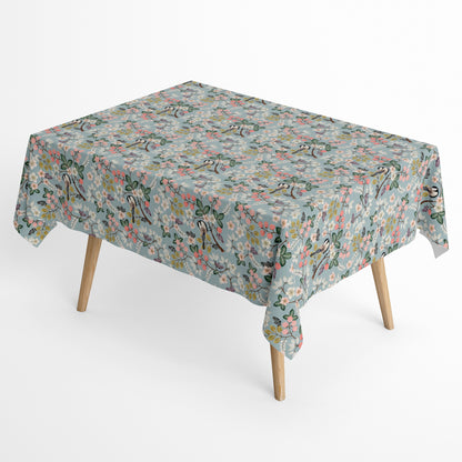Jacquard-Tischdecke mit romantischem Vogel- und Blumenmuster auf hellblauem Hintergrund, verziert mit Blütenzweigen, Beeren und kleinen Singvögeln im Landhausstil.