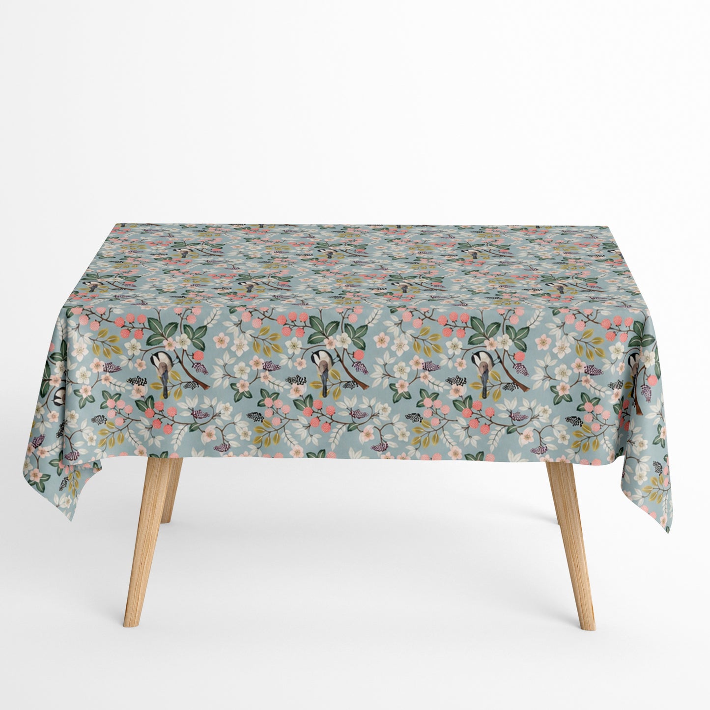 Jacquard-Tischdecke mit romantischem Vogel- und Blumenmuster auf hellblauem Hintergrund, verziert mit Blütenzweigen, Beeren und kleinen Singvögeln im Landhausstil.