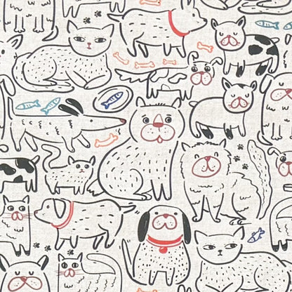 Beschichtete Baumwoll-Tischdecke mit Fleckenschutz im Design DP160, bedruckt mit einem verspielten Allover-Muster aus gezeichneten Hunden und Katzen sowie kleinen Motiven wie Knochen, Fischen, Pfoten und Halsbändern auf hellem Hintergrund.