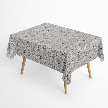 Beschichtete Baumwoll-Tischdecke mit Fleckenschutz im Design DP160, bedruckt mit einem verspielten Allover-Muster aus gezeichneten Hunden und Katzen sowie kleinen Motiven wie Knochen, Fischen, Pfoten und Halsbändern auf hellem Hintergrund.