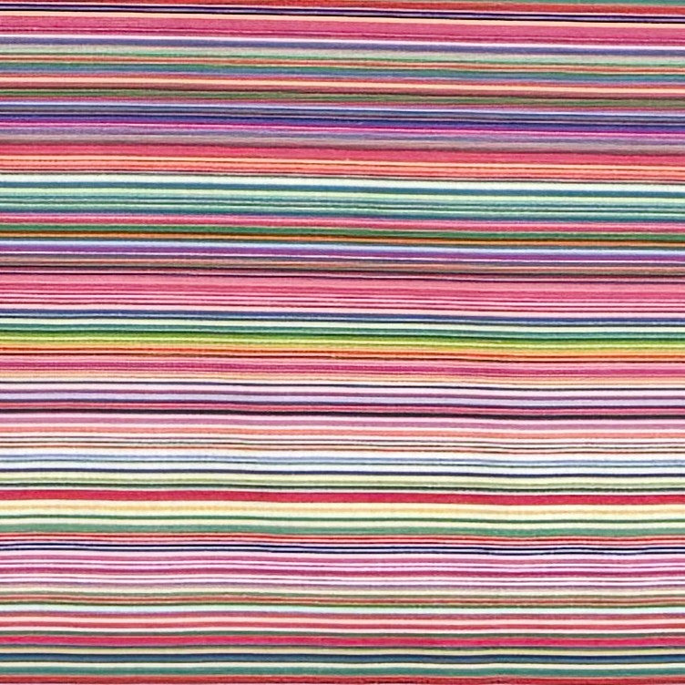 Beschichtete Baumwoll-Tischdecke mit Fleckenschutz im Design DP177, weißer Hintergrund mit einem dichten Streifenmuster aus feinen, bunten Linien in Pink, Rot, Blau, Grün, Gelb, Lila und weiteren Farbtönen.