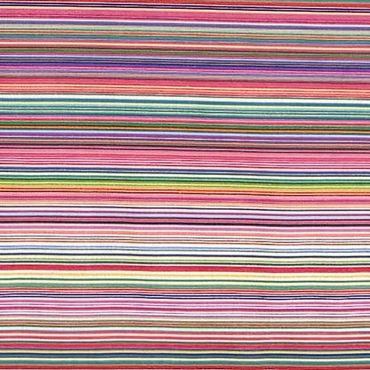 Beschichtete Baumwoll-Tischdecke mit Fleckenschutz im Design DP177, weißer Hintergrund mit einem dichten Streifenmuster aus feinen, bunten Linien in Pink, Rot, Blau, Grün, Gelb, Lila und weiteren Farbtönen.