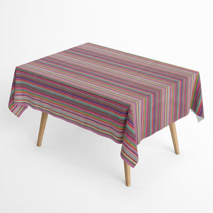 Beschichtete Baumwoll-Tischdecke mit Fleckenschutz im Design DP177, weißer Hintergrund mit einem dichten Streifenmuster aus feinen, bunten Linien in Pink, Rot, Blau, Grün, Gelb, Lila und weiteren Farbtönen.