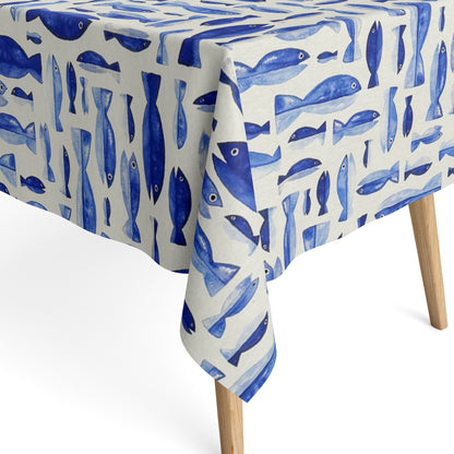 Beschichtete Baumwoll-Tischdecke mit Fleckenschutz im Design DP179, weißer Hintergrund mit einem maritimen Allover-Muster aus stilisierten Fischen in verschiedenen Blautönen und aquarellartiger Optik.