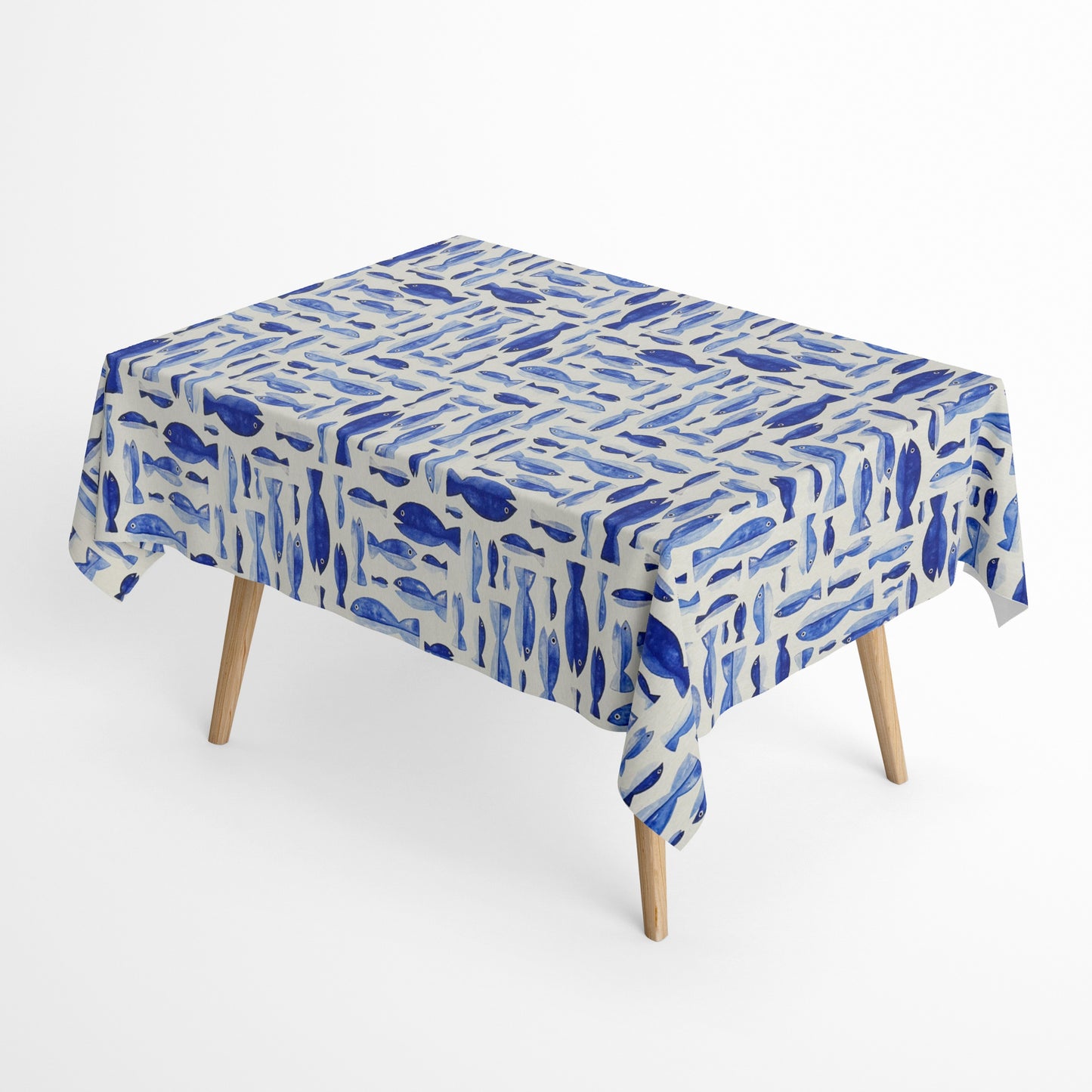 Beschichtete Baumwoll-Tischdecke mit Fleckenschutz im Design DP179, weißer Hintergrund mit einem maritimen Allover-Muster aus stilisierten Fischen in verschiedenen Blautönen und aquarellartiger Optik.