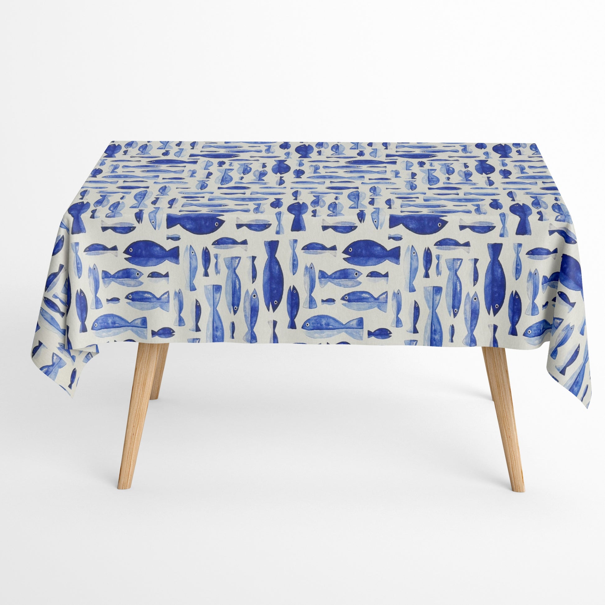 Beschichtete Baumwoll-Tischdecke mit Fleckenschutz im Design DP179, weißer Hintergrund mit einem maritimen Allover-Muster aus stilisierten Fischen in verschiedenen Blautönen und aquarellartiger Optik.