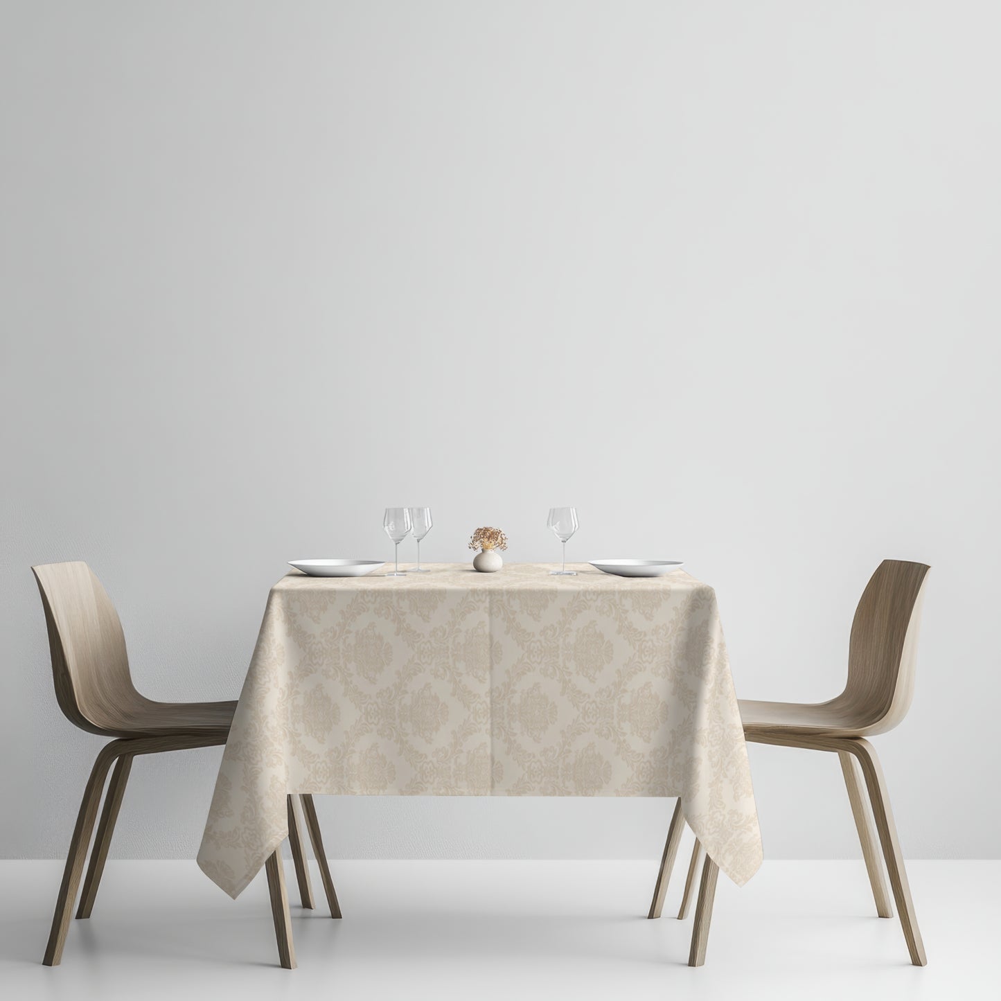Beige Jacquard-Tischdecke aus beschichteter Baumwolle mit elegantem Ornamentmuster und Fleckenschutz.