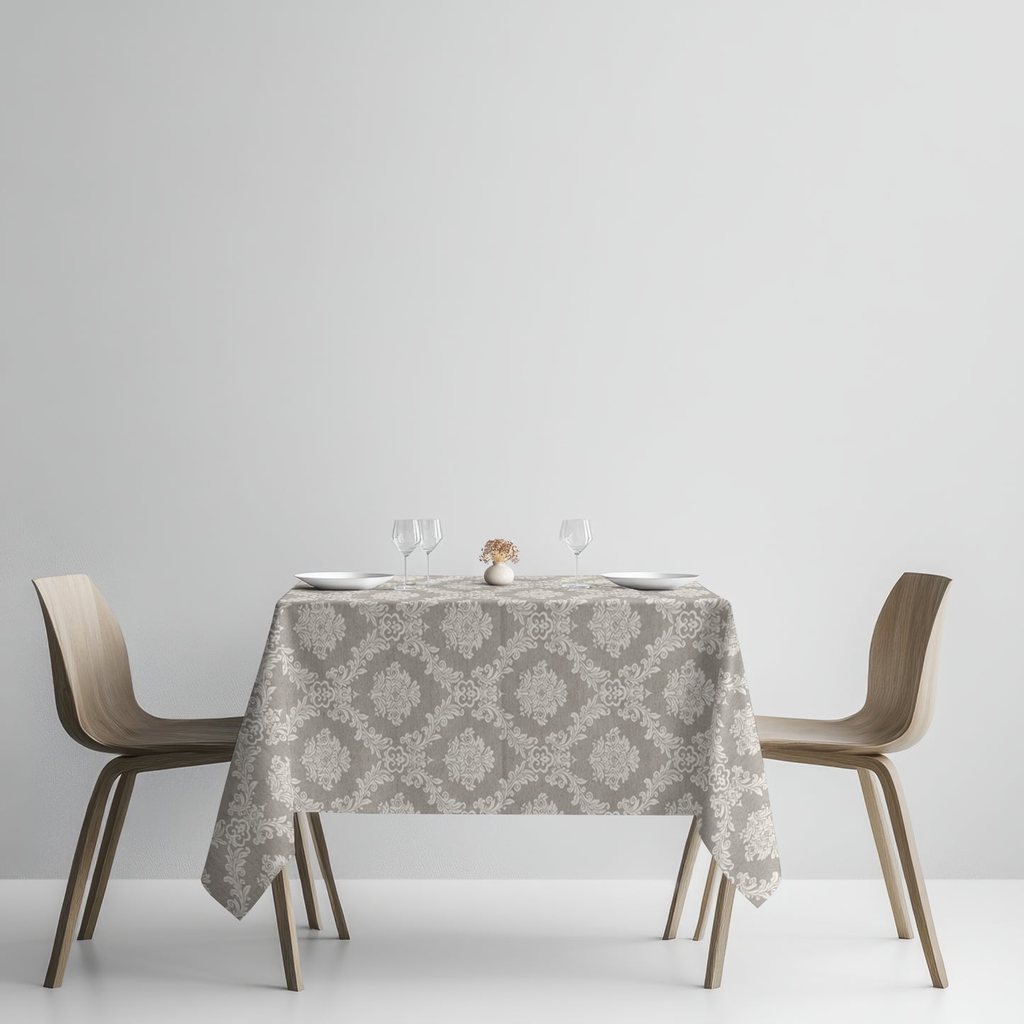 Rechteckige Tischdecke in Taupe aus beschichteter Baumwolle mit elegantem Jacquard-Damastmuster.