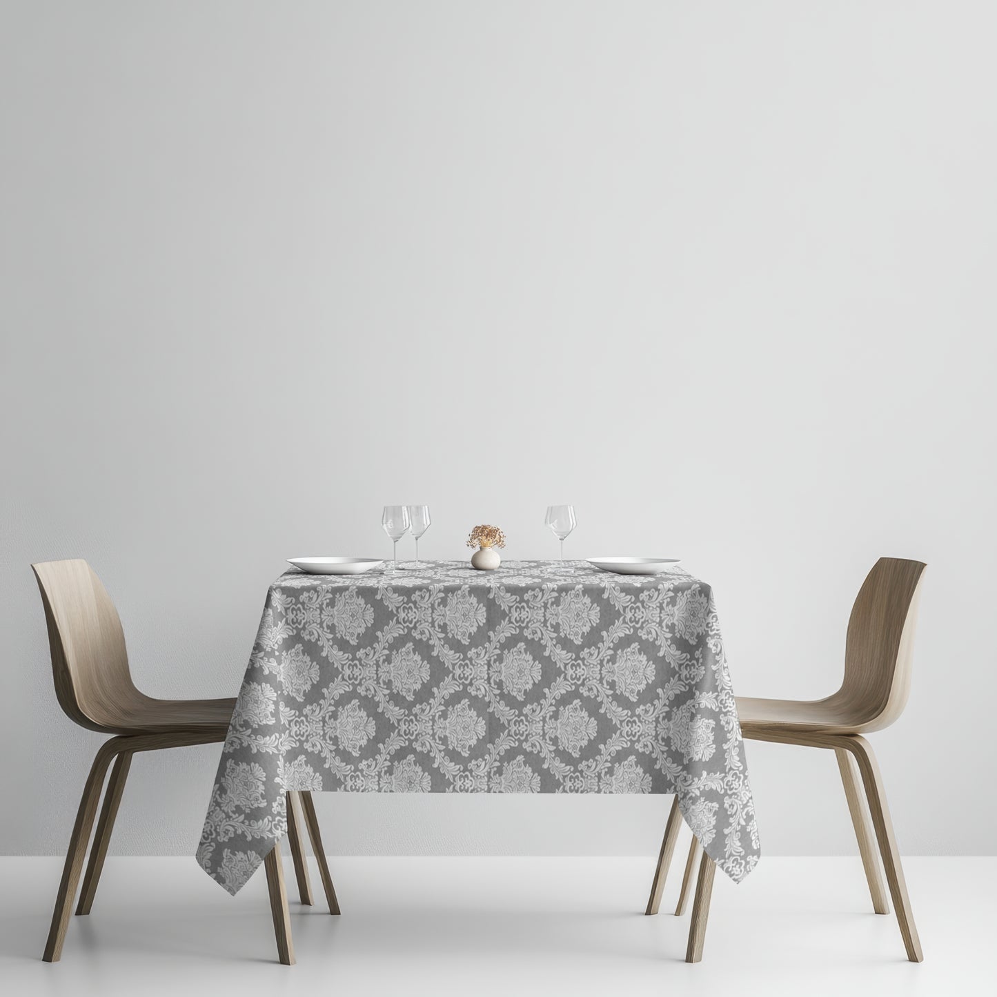 Detailaufnahme einer anthrazitfarbenen Jacquard-Tischdecke mit klassischem Ornamentmuster, beschichteter Baumwolle und Fleckenschutz.