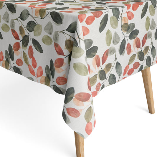 Beschichtete Baumwoll-Tischdecke mit modernem Blattmuster auf hellem Hintergrund. Aquarellartige Blätter in Grün-, Oliv-, Korall- und Apricottönen hängen an feinen Zweigen und verteilen sich gleichmäßig über die Oberfläche.