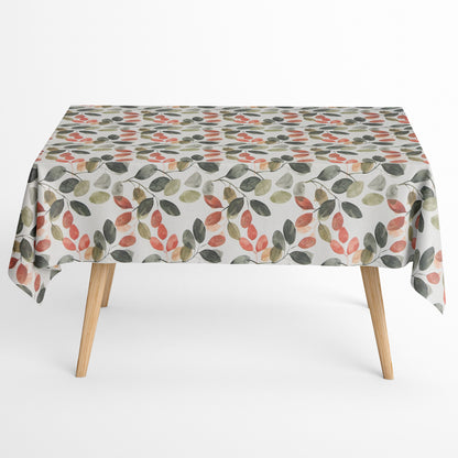 Beschichtete Baumwoll-Tischdecke mit modernem Blattmuster auf hellem Hintergrund. Aquarellartige Blätter in Grün-, Oliv-, Korall- und Apricottönen hängen an feinen Zweigen und verteilen sich gleichmäßig über die Oberfläche.