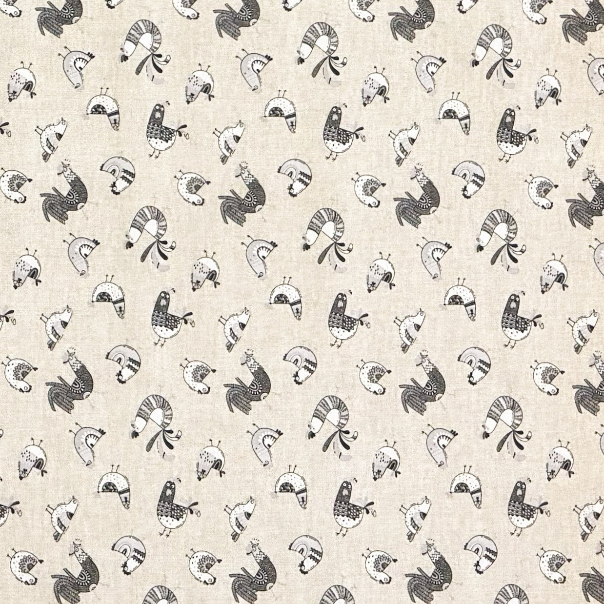 Beschichtete Baumwoll-Tischdecke mit Fleckenschutz im Design FILLOL, naturfarbener Hintergrund mit einem verspielten Allover-Muster aus stilisierten Hühnern und Küken in Schwarz- und Grautönen im skandinavischen Landhausstil.