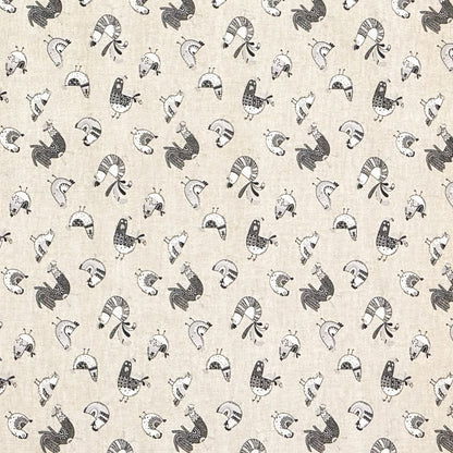 Beschichtete Baumwoll-Tischdecke mit Fleckenschutz im Design FILLOL, naturfarbener Hintergrund mit einem verspielten Allover-Muster aus stilisierten Hühnern und Küken in Schwarz- und Grautönen im skandinavischen Landhausstil.