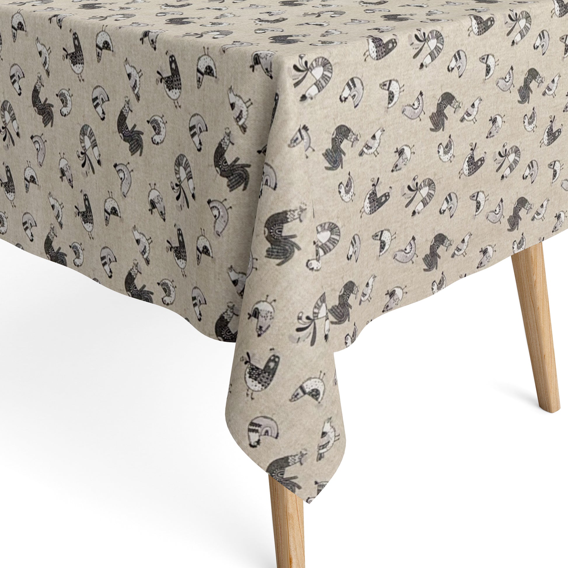 Beschichtete Baumwoll-Tischdecke mit Fleckenschutz im Design FILLOL, naturfarbener Hintergrund mit einem verspielten Allover-Muster aus stilisierten Hühnern und Küken in Schwarz- und Grautönen im skandinavischen Landhausstil.