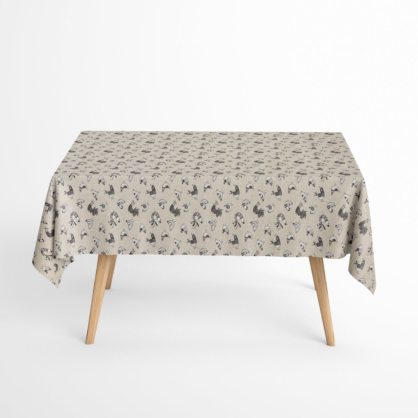 Beschichtete Baumwoll-Tischdecke mit Fleckenschutz im Design FILLOL, naturfarbener Hintergrund mit einem verspielten Allover-Muster aus stilisierten Hühnern und Küken in Schwarz- und Grautönen im skandinavischen Landhausstil.