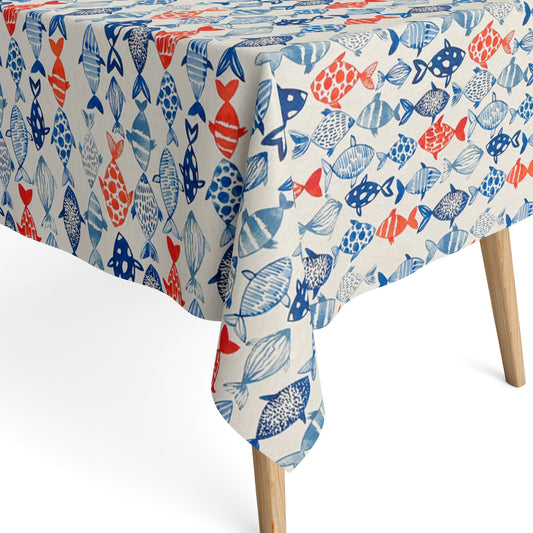 Jacquard Tischdecke aus beschichteter Baumwolle mit maritimem Fischmuster in Blau- und Rottönen auf hellem Hintergrund, fleckenabweisend und pflegeleicht.
