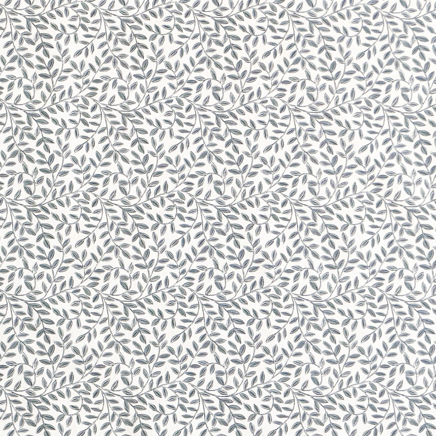 Jacquard Tischdecke aus beschichteter Baumwolle mit feinem Blättermuster aus kleinen Zweigen in Grau- und Naturtönen, fleckenabweisend und pflegeleicht.