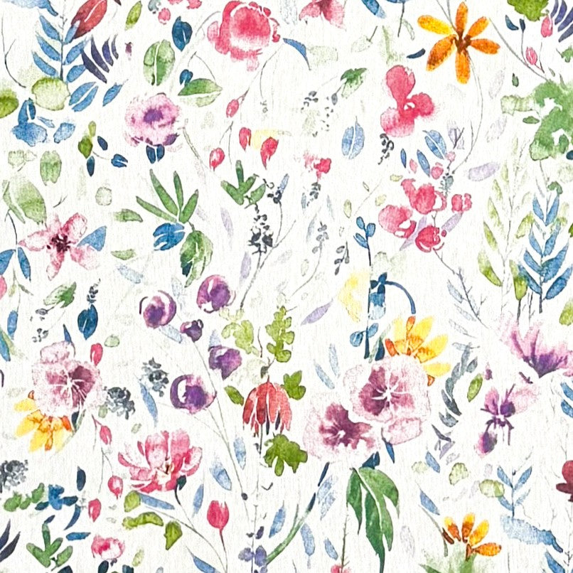 Beschichtete Jacquard-Tischdecke aus Baumwolle mit Fleckenschutz im Design JQ1417, weißer Hintergrund mit einem filigranen Allover-Muster aus bunten Wildblumen, Blättern und Zweigen in Aquarelloptik.