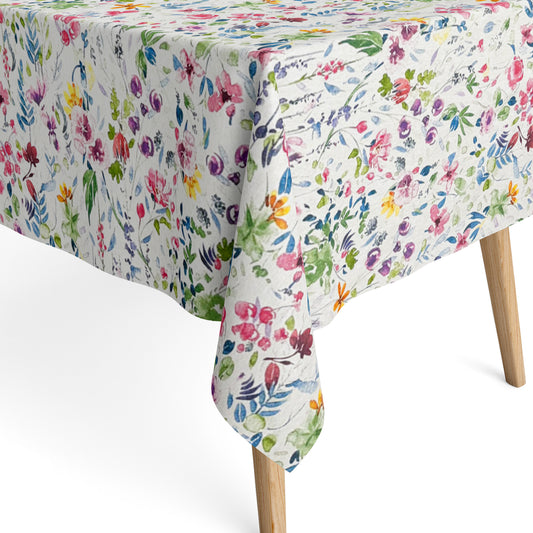 Beschichtete Jacquard-Tischdecke aus Baumwolle mit Fleckenschutz im Design JQ1417, weißer Hintergrund mit einem filigranen Allover-Muster aus bunten Wildblumen, Blättern und Zweigen in Aquarelloptik.