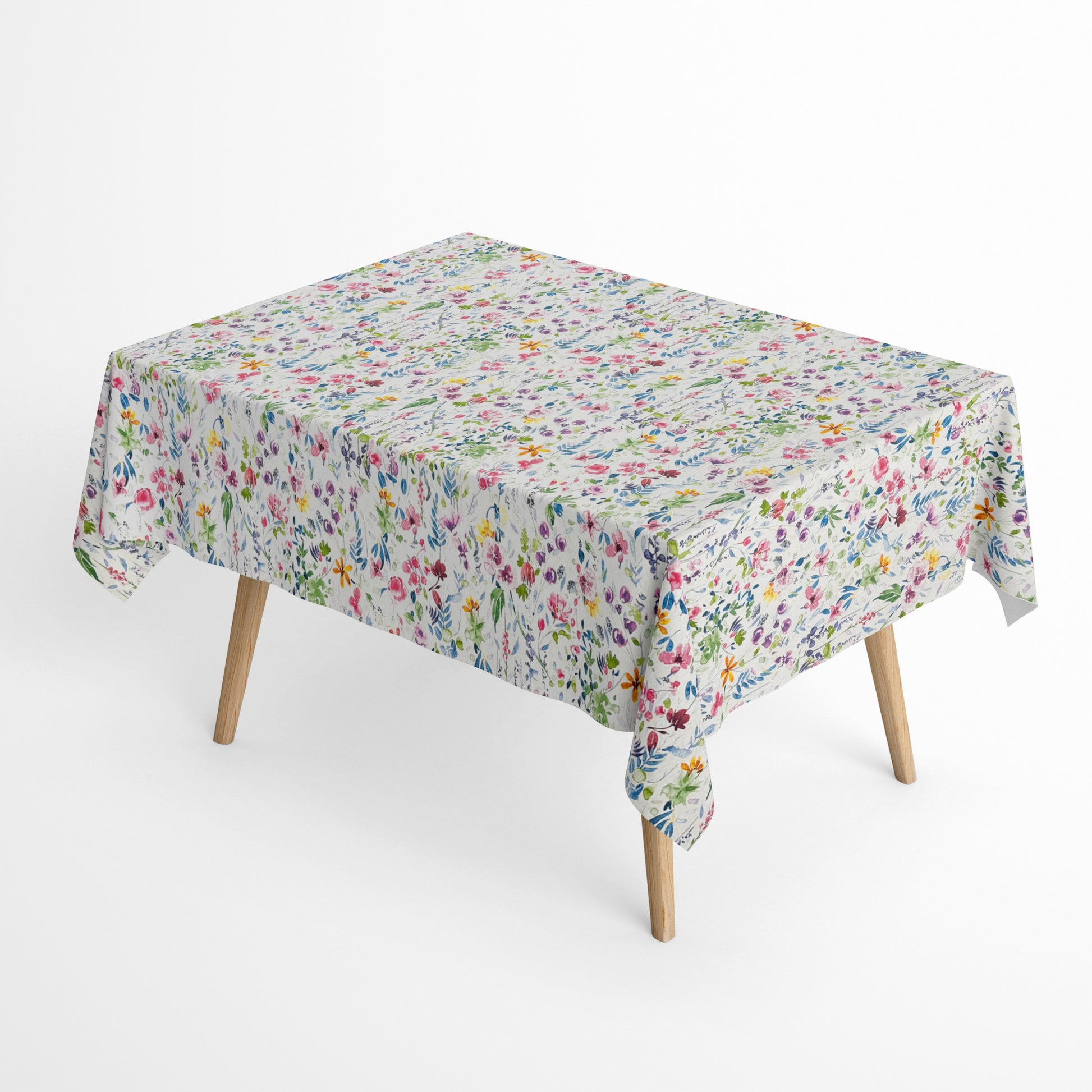 Beschichtete Jacquard-Tischdecke aus Baumwolle mit Fleckenschutz im Design JQ1417, weißer Hintergrund mit einem filigranen Allover-Muster aus bunten Wildblumen, Blättern und Zweigen in Aquarelloptik.
