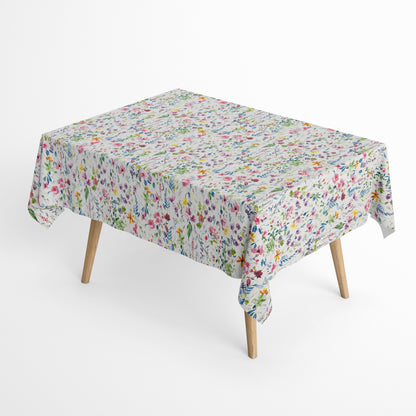 Beschichtete Jacquard-Tischdecke aus Baumwolle mit Fleckenschutz im Design JQ1417, weißer Hintergrund mit einem filigranen Allover-Muster aus bunten Wildblumen, Blättern und Zweigen in Aquarelloptik.