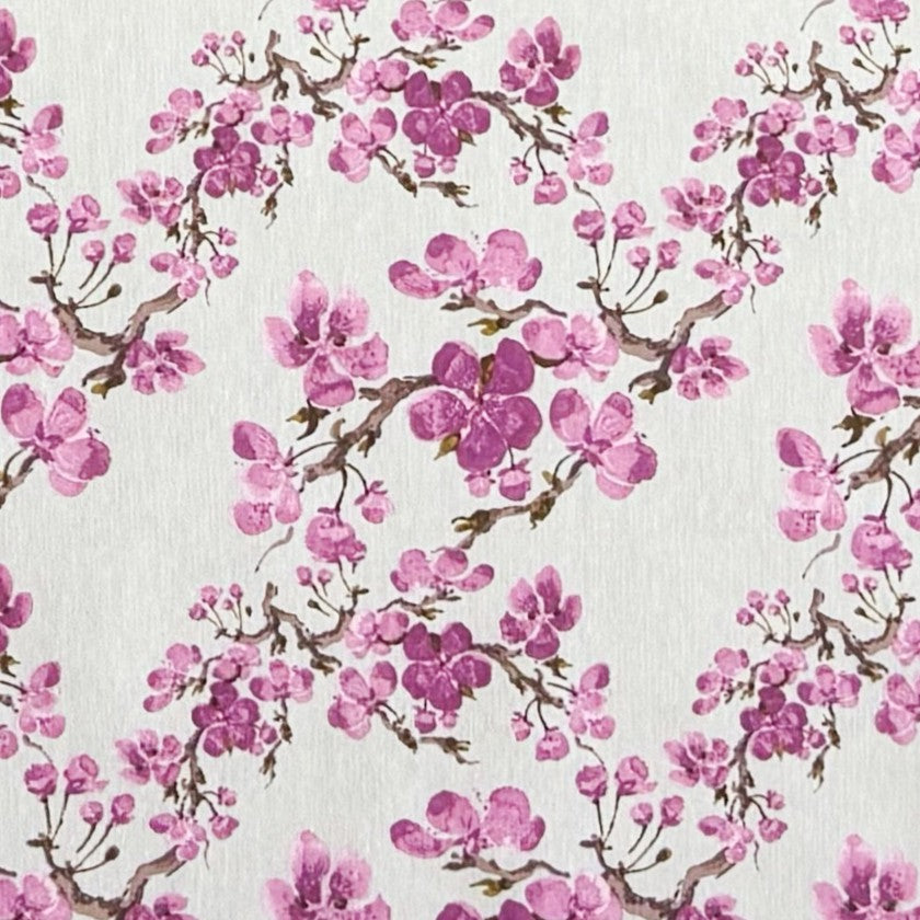 Beschichtete Jacquard-Tischdecke aus Baumwolle mit Fleckenschutz im Design JQ1425, weißer Hintergrund mit einem floralen Allover-Muster aus rosafarbenen Kirschblüten auf filigranen braunen Zweigen.