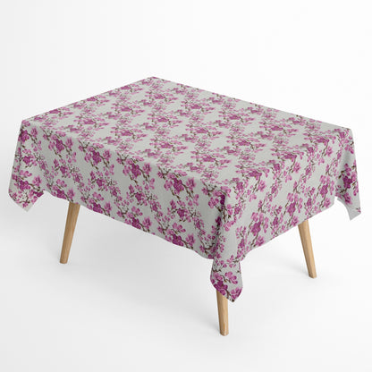 Beschichtete Jacquard-Tischdecke aus Baumwolle mit Fleckenschutz im Design JQ1425, weißer Hintergrund mit einem floralen Allover-Muster aus rosafarbenen Kirschblüten auf filigranen braunen Zweigen.
