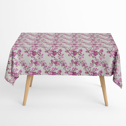 Beschichtete Jacquard-Tischdecke aus Baumwolle mit Fleckenschutz im Design JQ1425, weißer Hintergrund mit einem floralen Allover-Muster aus rosafarbenen Kirschblüten auf filigranen braunen Zweigen.