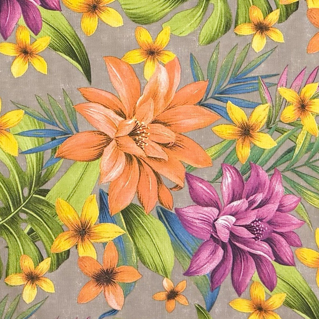 Beschichtete Jacquard-Tischdecke aus Baumwolle mit Fleckenschutz im Design JQ1426, taupefarbener Hintergrund mit tropischem Allover-Muster aus großen Lilien, exotischen Blüten und grünen Palmblättern in Orange, Violett, Gelb und Grün.