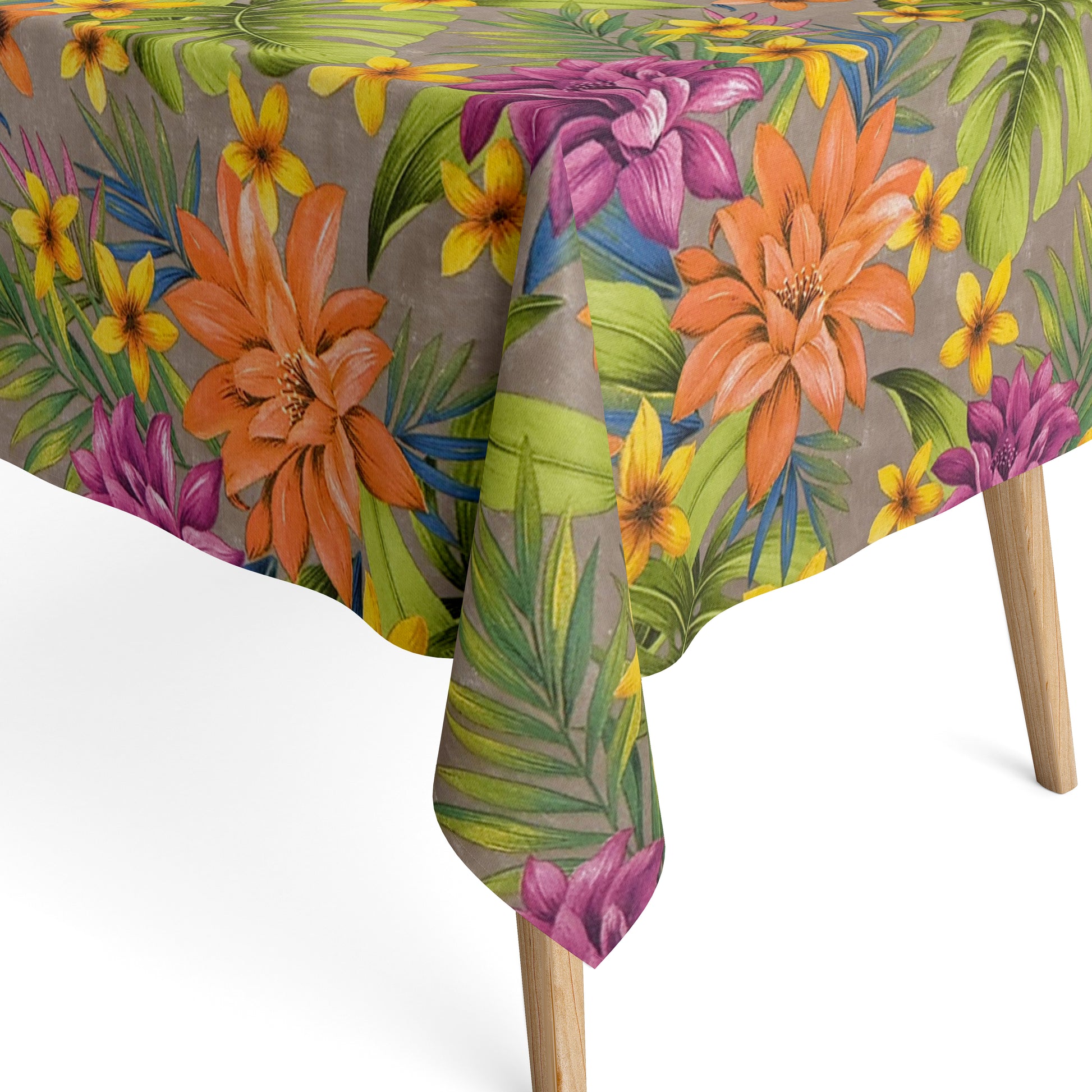 Beschichtete Jacquard-Tischdecke aus Baumwolle mit Fleckenschutz im Design JQ1426, taupefarbener Hintergrund mit tropischem Allover-Muster aus großen Lilien, exotischen Blüten und grünen Palmblättern in Orange, Violett, Gelb und Grün.