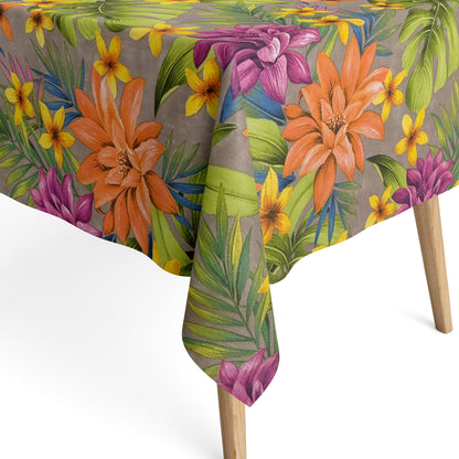 Beschichtete Jacquard-Tischdecke aus Baumwolle mit Fleckenschutz im Design JQ1426, taupefarbener Hintergrund mit tropischem Allover-Muster aus großen Lilien, exotischen Blüten und grünen Palmblättern in Orange, Violett, Gelb und Grün.