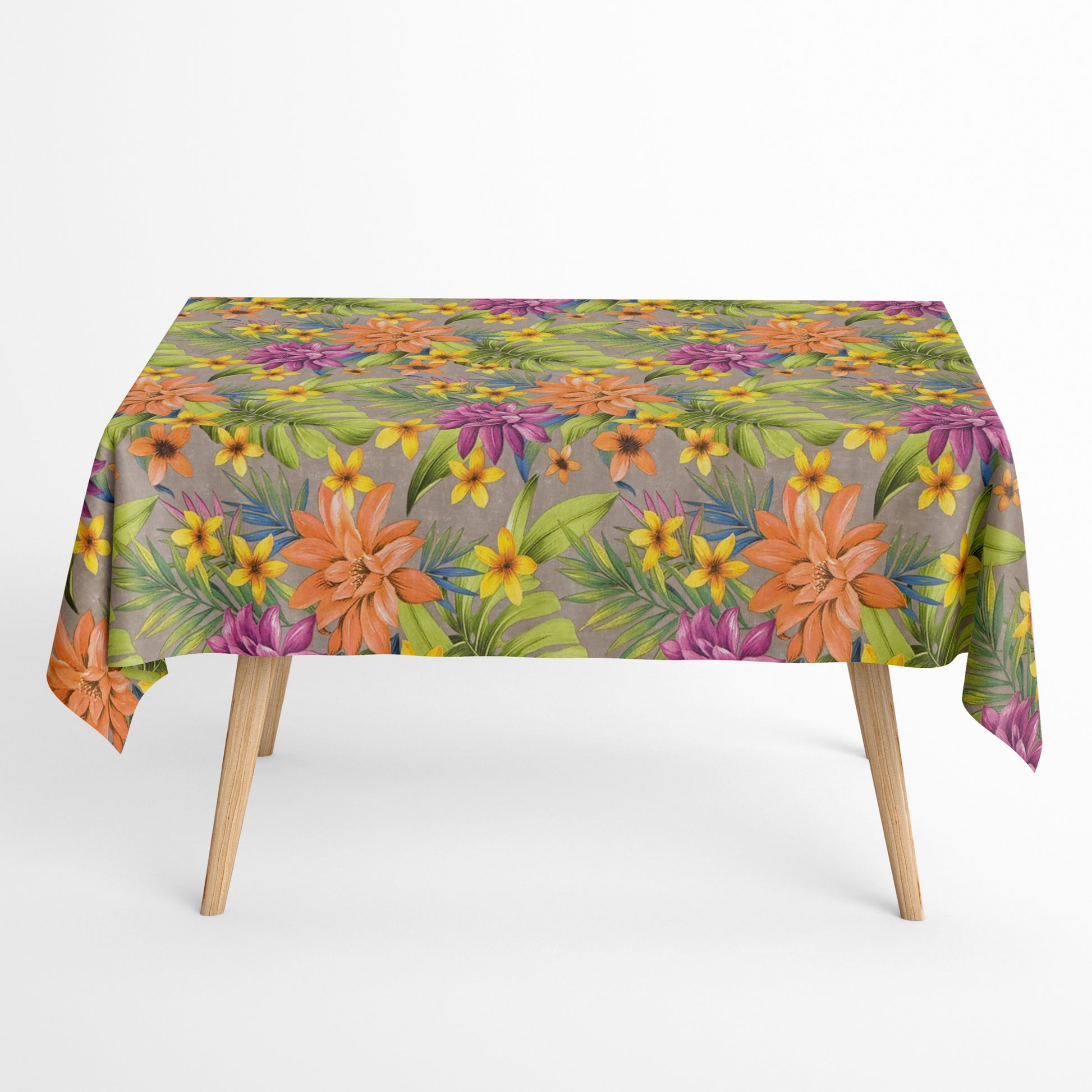 Beschichtete Jacquard-Tischdecke aus Baumwolle mit Fleckenschutz im Design JQ1426, taupefarbener Hintergrund mit tropischem Allover-Muster aus großen Lilien, exotischen Blüten und grünen Palmblättern in Orange, Violett, Gelb und Grün.