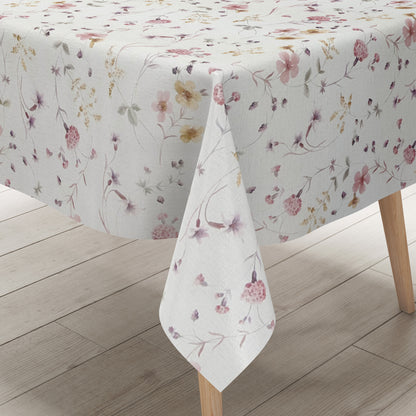 Rechteckige Wachstuch-Tischdecke mit zartem Streublumenmuster in Rosa, Flieder und Gelb auf cremeweißem Hintergrund. Filigrane Blüten, feine Zweige und kleine Blätter verleihen der Tischdecke eine romantische, leichte Ausstrahlung im Landhausstil.