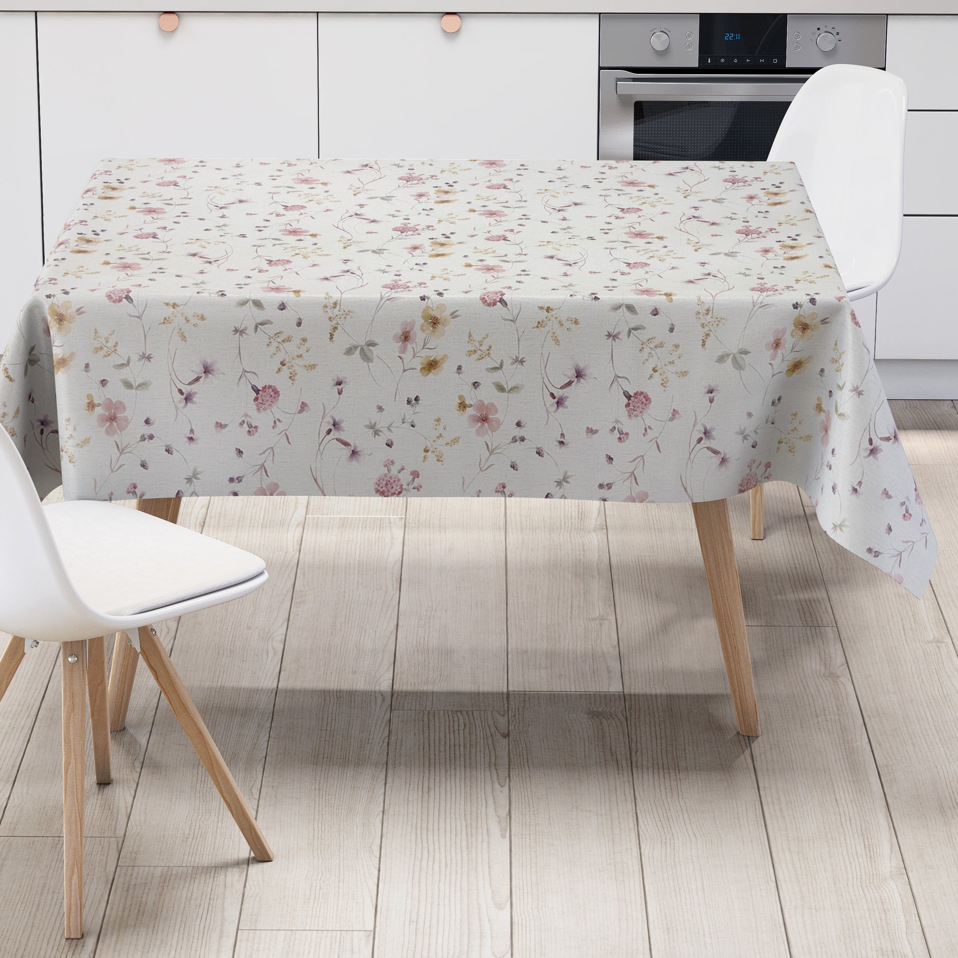 Rechteckige Wachstuch-Tischdecke mit zartem Streublumenmuster in Rosa, Flieder und Gelb auf cremeweißem Hintergrund. Filigrane Blüten, feine Zweige und kleine Blätter verleihen der Tischdecke eine romantische, leichte Ausstrahlung im Landhausstil.