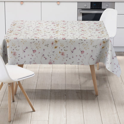 Rechteckige Wachstuch-Tischdecke mit zartem Streublumenmuster in Rosa, Flieder und Gelb auf cremeweißem Hintergrund. Filigrane Blüten, feine Zweige und kleine Blätter verleihen der Tischdecke eine romantische, leichte Ausstrahlung im Landhausstil.