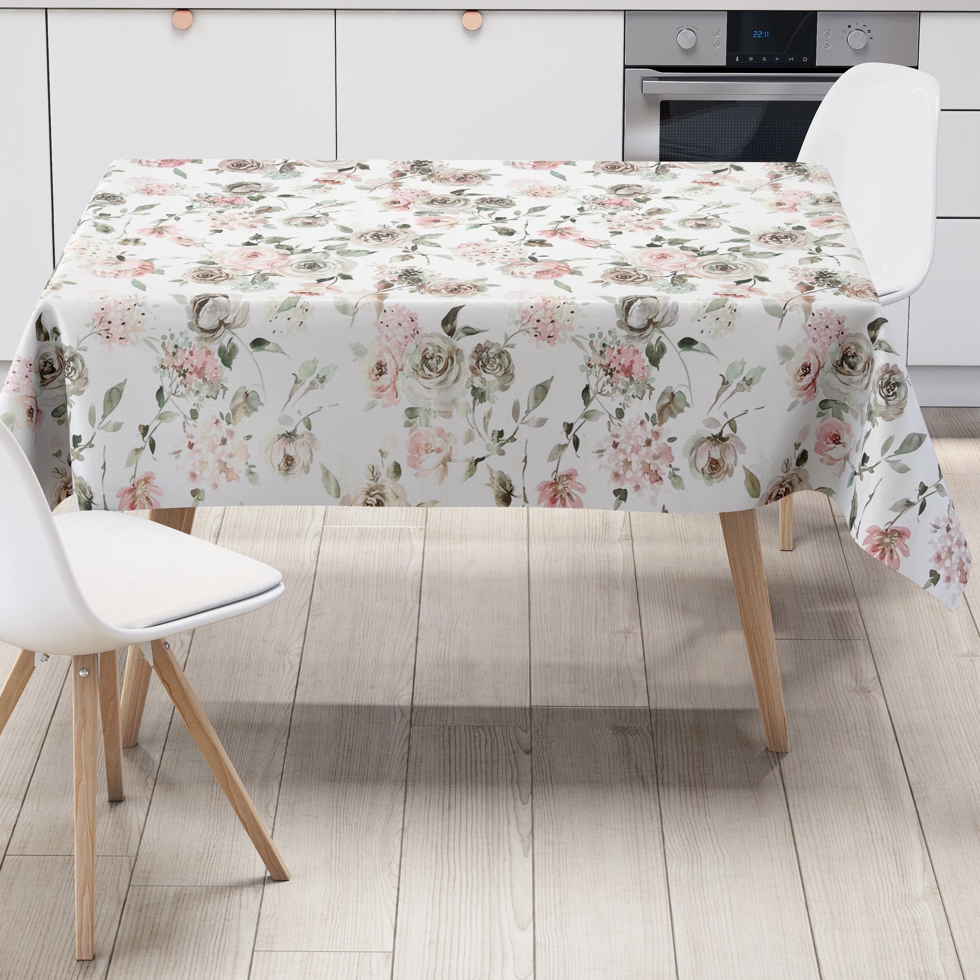 Wachstuch-Tischdecke mit romantischem Vintage-Blumenmuster auf hellem Hintergrund. Zarte Rosen, Hortensien und kleine Blüten in Rosa, Creme, Taupe und Grün sind im Aquarellstil dargestellt und von feinen Blättern ergänzt.