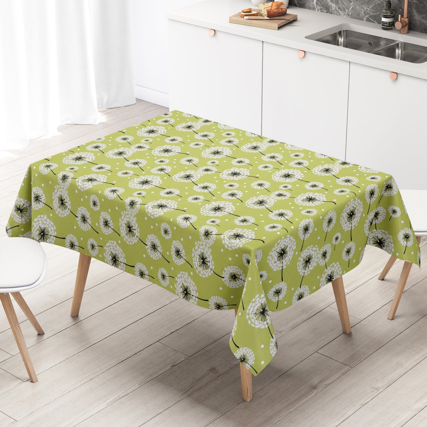 Wachstuch-Tischdecke mit weißen Pusteblumen in verschiedenen Größen auf hellgrünem Hintergrund. Schwarze Stiele und kleine weiße Punkte ergänzen das verspielte, natürliche Design mit leichter, frischer Ausstrahlung.