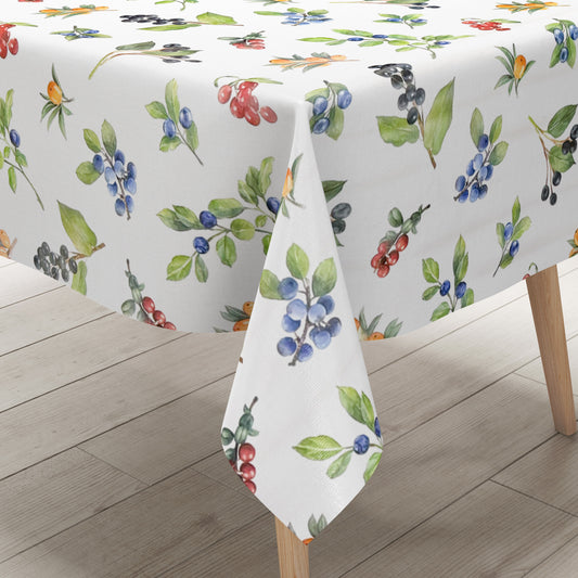 Wachstuch-Tischdecke mit Aquarell-Beerenmuster auf hellem Hintergrund. Zweige mit Heidelbeeren, Johannisbeeren, Holunderbeeren und Hagebutten in Blau, Rot, Schwarz und Orange sind gleichmäßig verteilt und von grünen Blättern ergänzt.