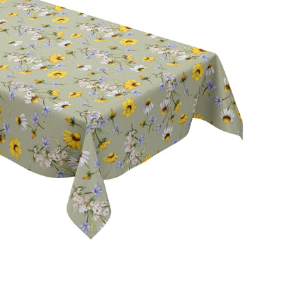 Wachstuch-Tischdecke mit Wiesenblumenmuster auf salbeigrünem Hintergrund. Gelbe Blüten, weiße Margeriten, kleine blaue Blumen und zarte weiße Blütenzweige sind gleichmäßig verteilt und sorgen für eine frische, natürliche Ausstrahlung.