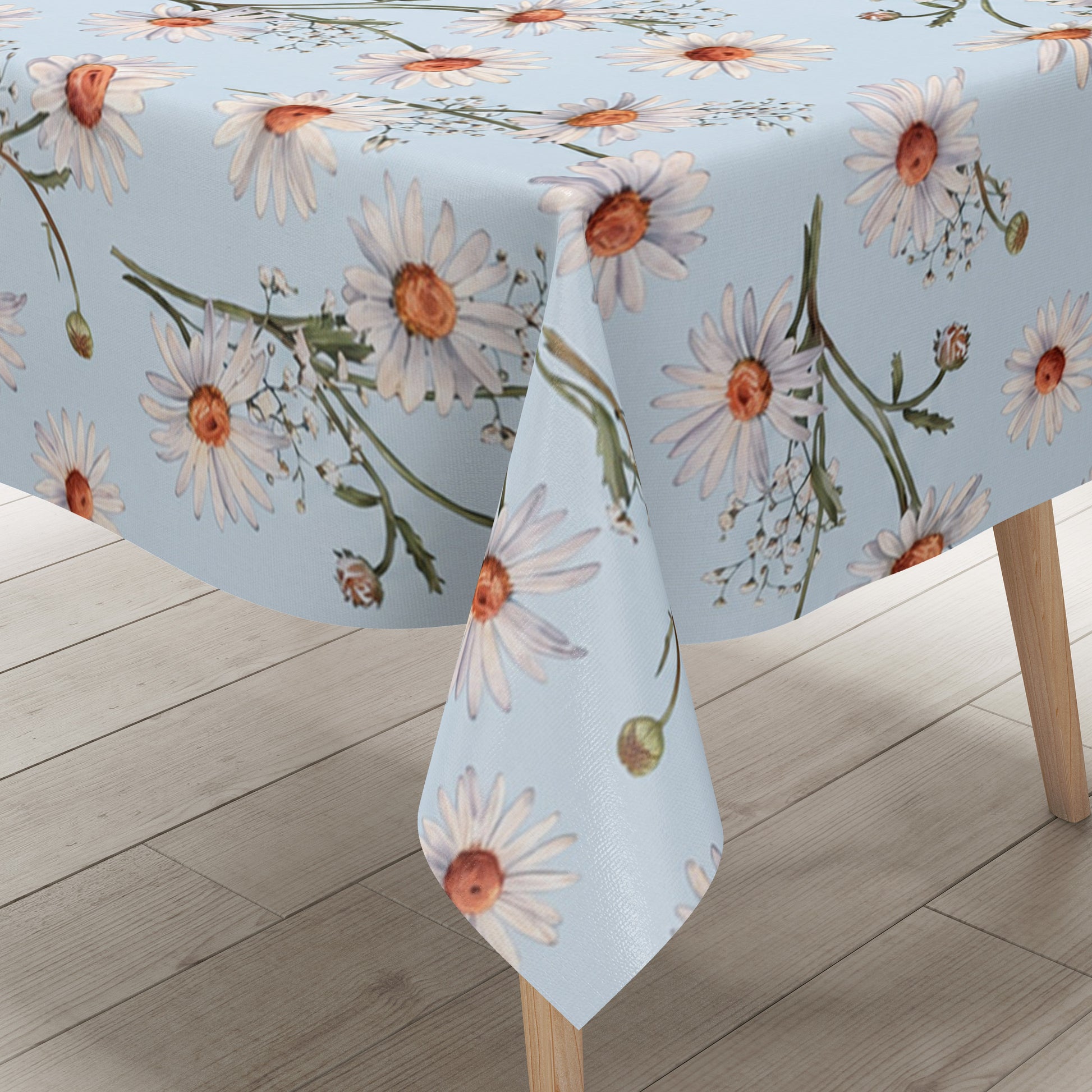 Wachstuch-Tischdecke mit weißen Margeriten und feinem Schleierkraut auf hellblauem Hintergrund. Orangefarbene Blütenmitten und grüne Stiele ergänzen das zarte, frische Blumenmuster mit sommerlicher Ausstrahlung.