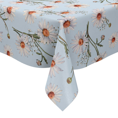 Wachstuch-Tischdecke mit weißen Margeriten und feinem Schleierkraut auf hellblauem Hintergrund. Orangefarbene Blütenmitten und grüne Stiele ergänzen das zarte, frische Blumenmuster mit sommerlicher Ausstrahlung.