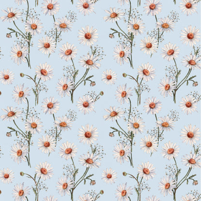 Wachstuch-Tischdecke mit weißen Margeriten und feinem Schleierkraut auf hellblauem Hintergrund. Orangefarbene Blütenmitten und grüne Stiele ergänzen das zarte, frische Blumenmuster mit sommerlicher Ausstrahlung.