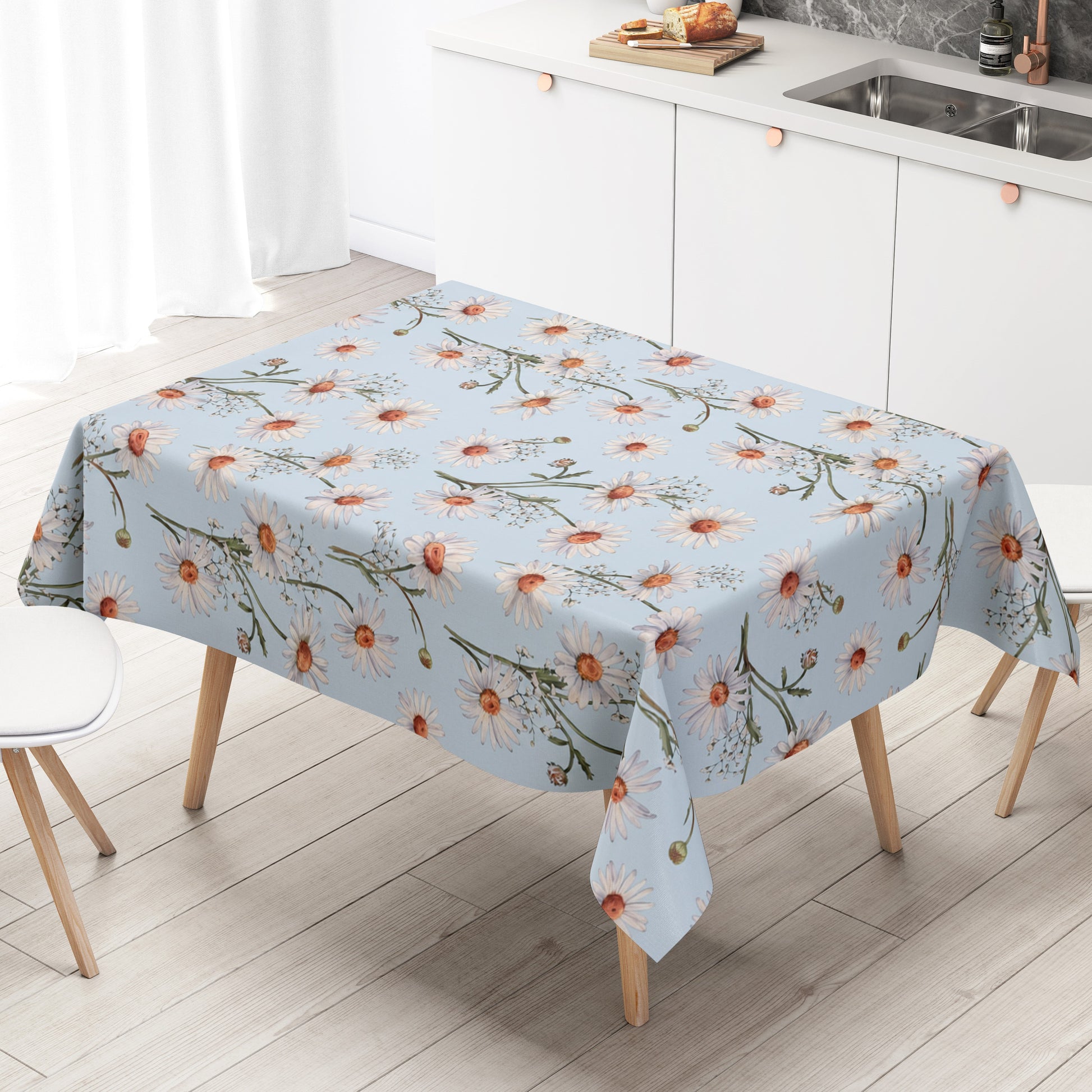 Wachstuch-Tischdecke mit weißen Margeriten und feinem Schleierkraut auf hellblauem Hintergrund. Orangefarbene Blütenmitten und grüne Stiele ergänzen das zarte, frische Blumenmuster mit sommerlicher Ausstrahlung.